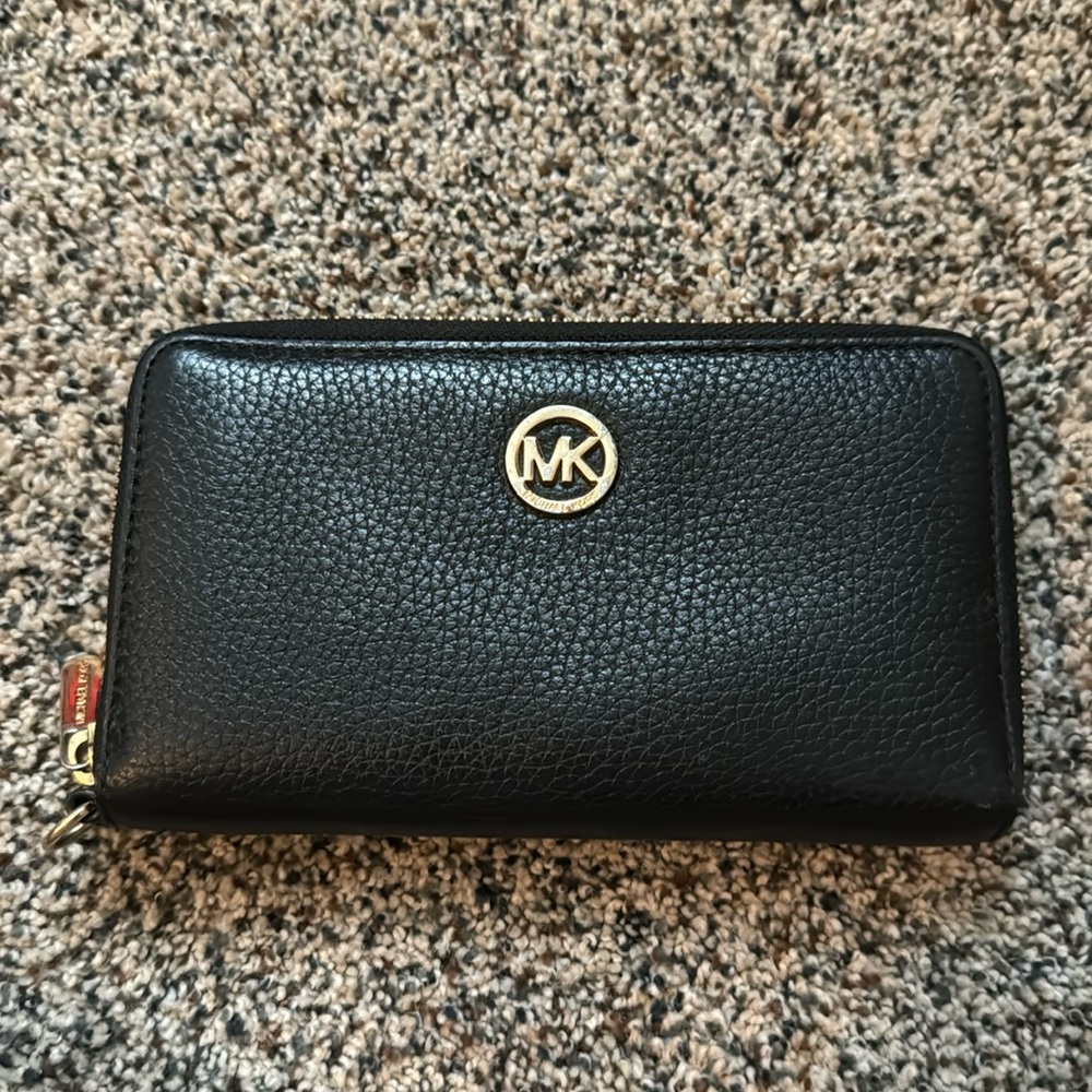 Black leather Michael Kors wallet